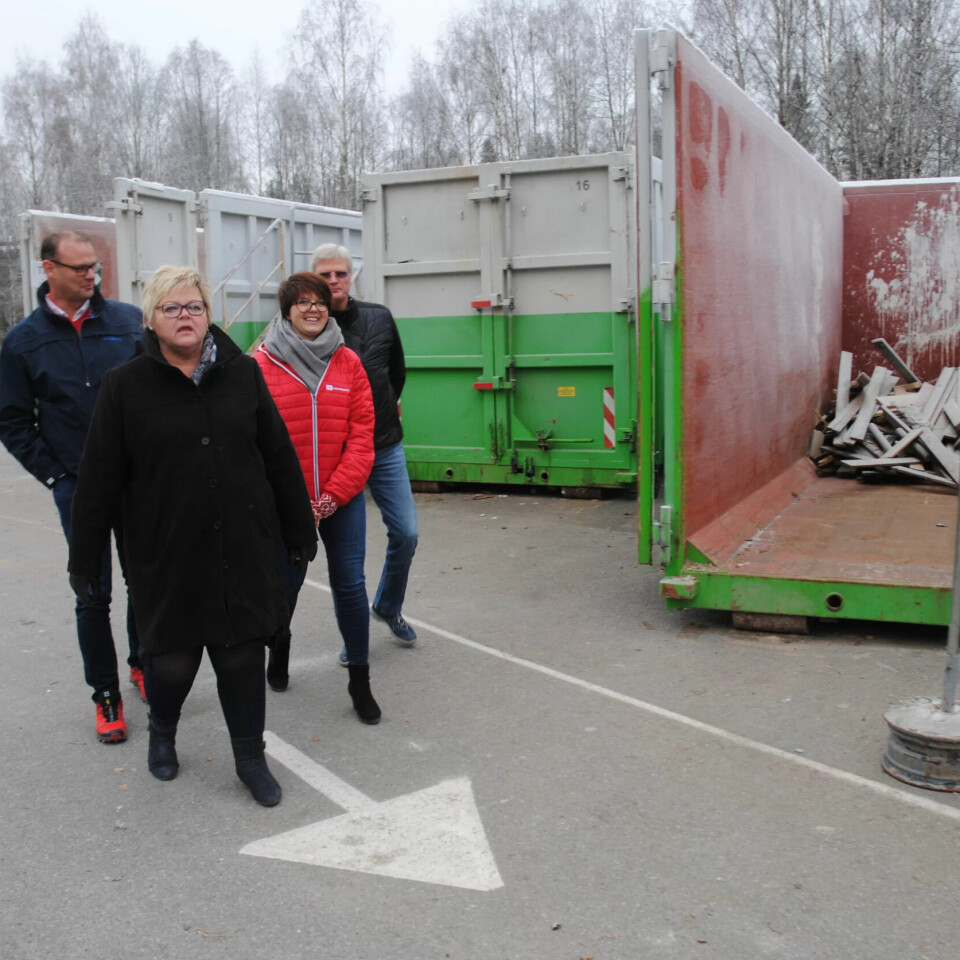 RENOVASJON-SEIER: De ansatte på mottaksstasjonen i Grue får renovatørene som kolleger om et år. Tillitsvalgte har lykkes med å få et enstemmig vedtak om å gjøre renovasjon med egne ansatte når midlertidige kontrakter går ut. RENOVASJON-SEIER: De ansatte på mottaksstasjonen i Grue får renovatørene som kolleger om et år. Tillitsvalgte har lykkes med å få et enstemmig vedtak om å gjøre renovasjon med egne ansatte når midlertidige kontrakter går ut.