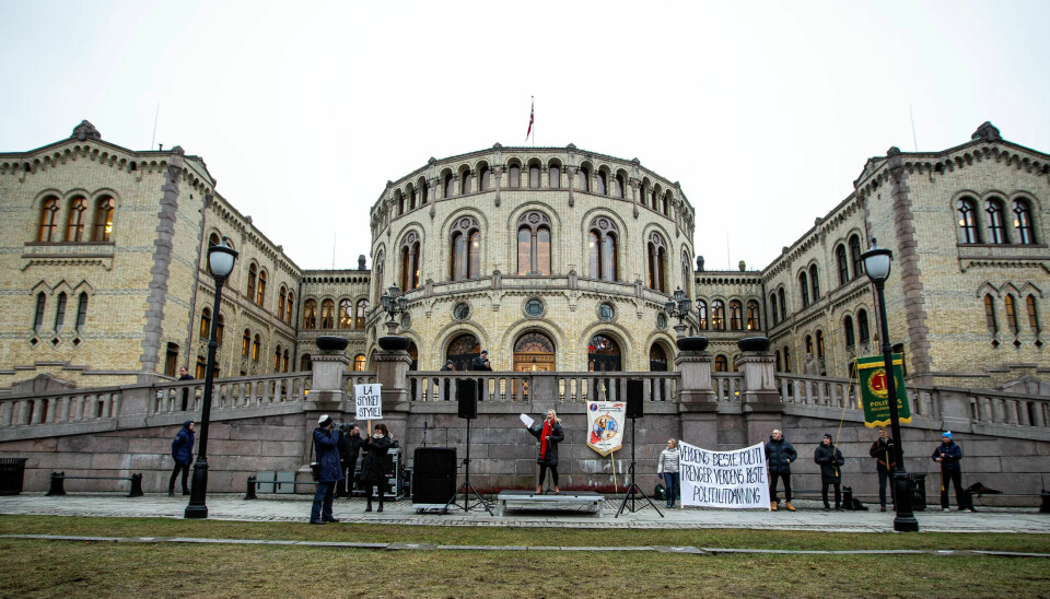 Nå har partiene på Stortinget samlet seg og lover full lønn til permitterte de første 20 dagene. Nå har partiene på Stortinget samlet seg og lover full lønn til permitterte de første 20 dagene.