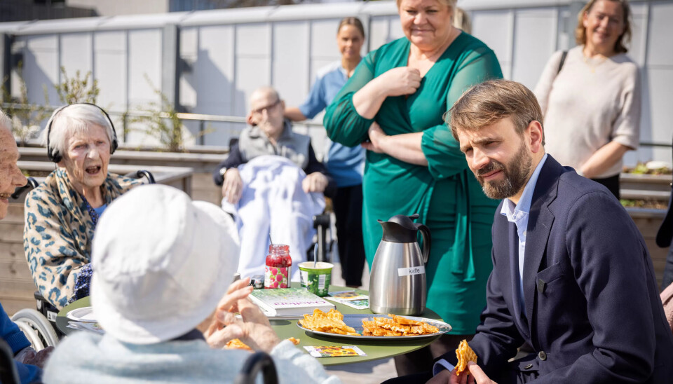 INNSPILL: – Det er de som står i det hver eneste dag som kan dette best, og da må vi samarbeide, sier helseminister Jan Christian Vestre, i prat med beboerne (f.h.) Turid Rødseth (97), Bodil Bruu (97) og Eva Marion Lindbo (94). Bak: Ap-politiker Marthe Scharning Lund. INNSPILL: – Det er de som står i det hver eneste dag som kan dette best, og da må vi samarbeide, sier helseminister Jan Christian Vestre, i prat med beboerne (f.h.) Turid Rødseth (97), Bodil Bruu (97) og Eva Marion Lindbo (94). Bak: Ap-politiker Marthe Scharning Lund.