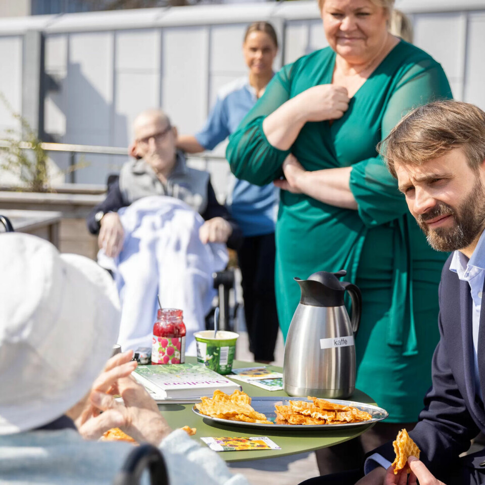 INNSPILL: – Det er de som står i det hver eneste dag som kan dette best, og da må vi samarbeide, sier helseminister Jan Christian Vestre, i prat med beboerne (f.h.) Turid Rødseth (97), Bodil Bruu (97) og Eva Marion Lindbo (94). Bak: Ap-politiker Marthe Scharning Lund. INNSPILL: – Det er de som står i det hver eneste dag som kan dette best, og da må vi samarbeide, sier helseminister Jan Christian Vestre, i prat med beboerne (f.h.) Turid Rødseth (97), Bodil Bruu (97) og Eva Marion Lindbo (94). Bak: Ap-politiker Marthe Scharning Lund.
