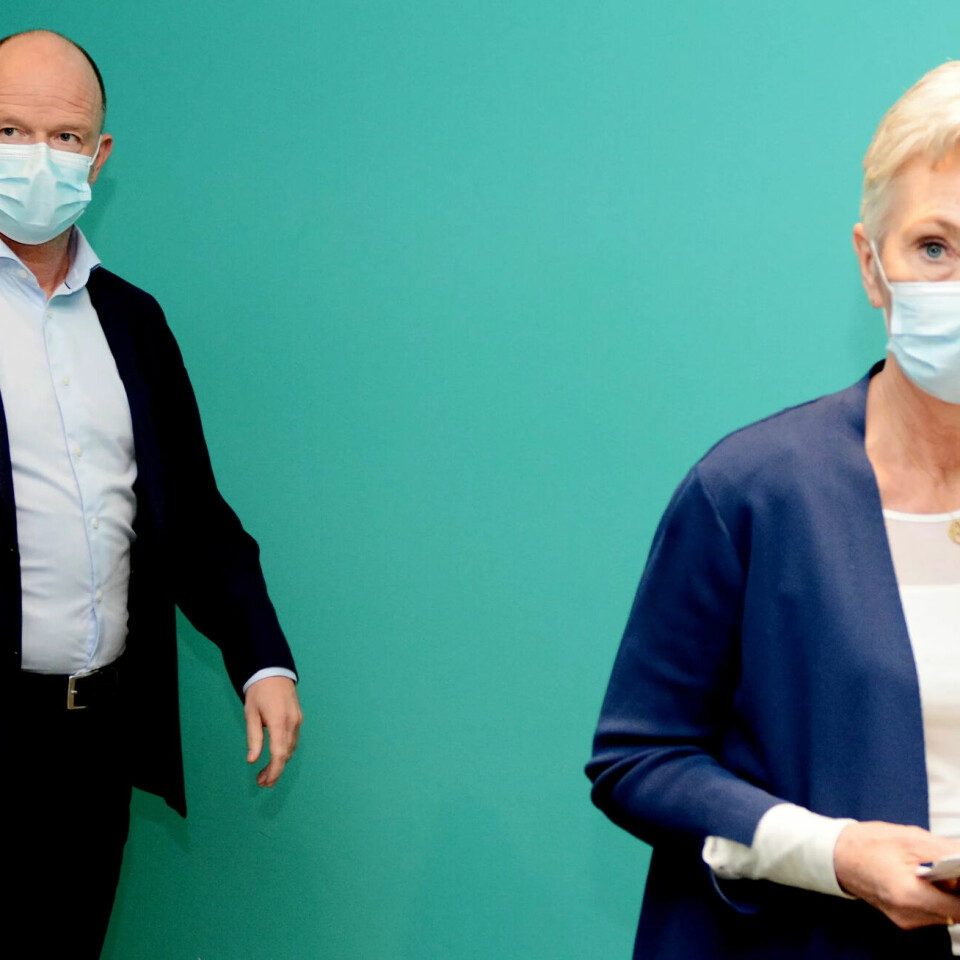 NHOs Ole Erik Almlid og LOs Peggy Hessen Følsvik på vei inn for å bekrefte at det er brudd i årets lønnsopgjør. NHOs Ole Erik Almlid og LOs Peggy Hessen Følsvik på vei inn for å bekrefte at det er brudd i årets lønnsopgjør.