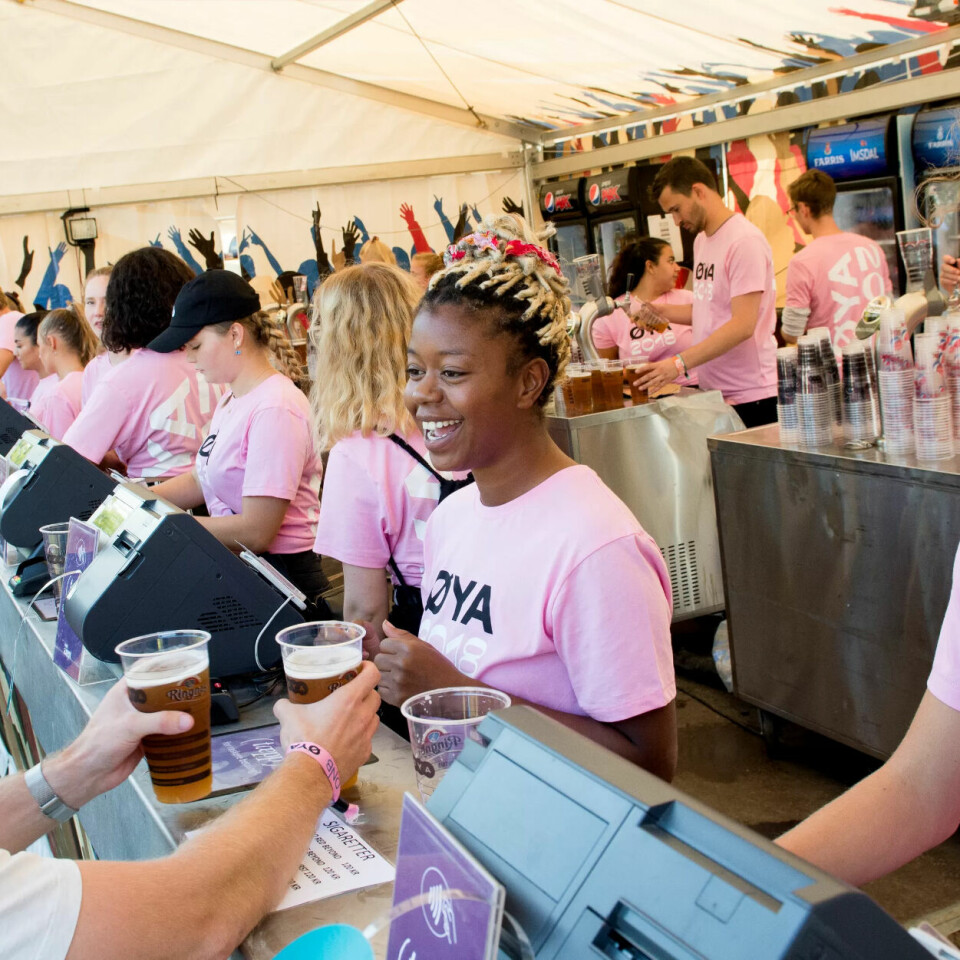 Øya prøver å bli den grønneste festivalen i landet, men har slitt med å redusere plastavfallet. Etter å ha prøvd ut glass laget av planter i fjor, går de i år for hardplast. Bildet er fra fjorårets festival. Øya prøver å bli den grønneste festivalen i landet, men har slitt med å redusere plastavfallet. Etter å ha prøvd ut glass laget av planter i fjor, går de i år for hardplast. Bildet er fra fjorårets festival.