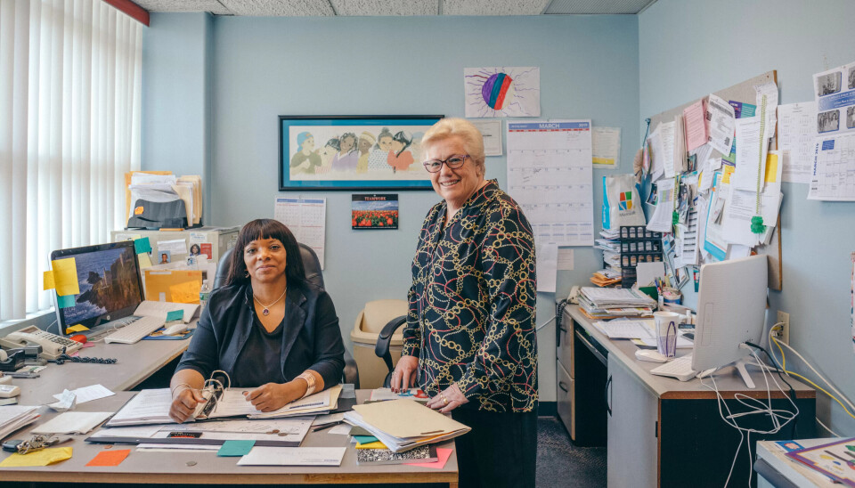 KOLLEGER: – Jeg var ung, sint og slem da jeg begynte her, sier Ticey Windfield (til venstre) som selv har hatt en tøff oppvokst i Amityville, New York. Hun har jobbet 21 år sammen med Kathy Pipota i Marks of Excellence Child Care. KOLLEGER: – Jeg var ung, sint og slem da jeg begynte her, sier Ticey Windfield (til venstre) som selv har hatt en tøff oppvokst i Amityville, New York. Hun har jobbet 21 år sammen med Kathy Pipota i Marks of Excellence Child Care.