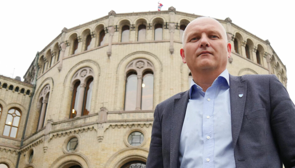 Arve Varden, leiar i rådmannsgruppa i Fagforbundet og rådmann i Høyanger kommune er kritisk til at ei rekkje kommunar kan vente seg 800 og 1200 millionar kroner mindre i året grunna kutt i eigedomsskatt. Arve Varden, leiar i rådmannsgruppa i Fagforbundet og rådmann i Høyanger kommune er kritisk til at ei rekkje kommunar kan vente seg 800 og 1200 millionar kroner mindre i året grunna kutt i eigedomsskatt.