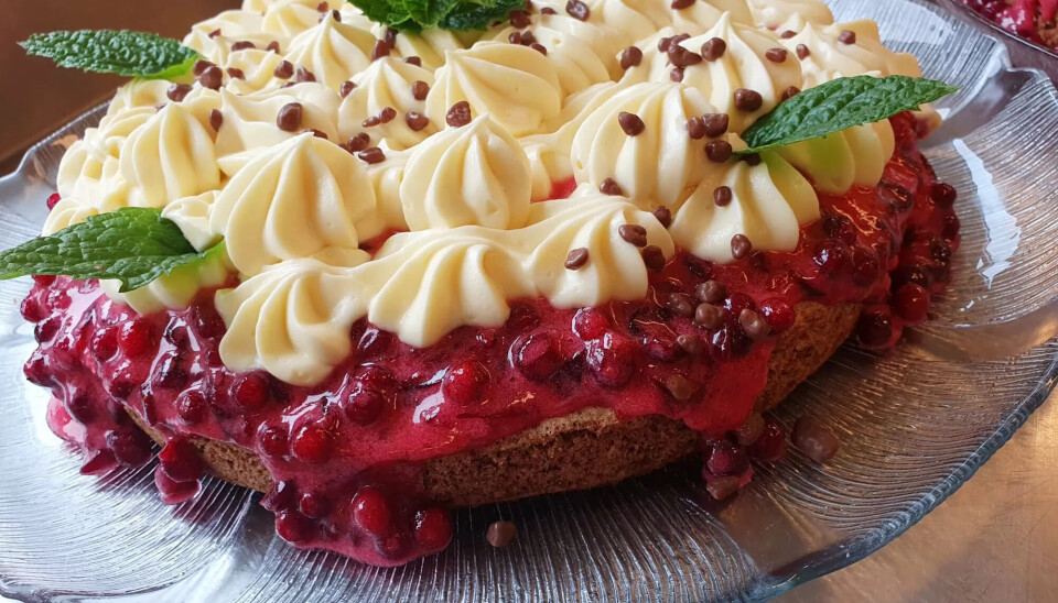 LEKKERT: I helgene settes kakene på bordet. Her er en høstkake med tyttebær. LEKKERT: I helgene settes kakene på bordet. Her er en høstkake med tyttebær.