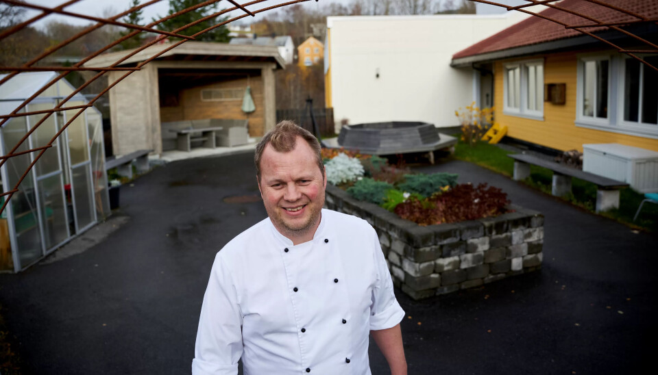 SANSEHAGE: Leksvik Helsetun mistet omsetningen fra kantinedriften under nedstengningen i vår. Da startet kjøkkenet utkjøring av middag, hjemmebakt brød og knekkebrød til folk i bygda. Her er Vangen i helstetunets sansehage. SANSEHAGE: Leksvik Helsetun mistet omsetningen fra kantinedriften under nedstengningen i vår. Da startet kjøkkenet utkjøring av middag, hjemmebakt brød og knekkebrød til folk i bygda. Her er Vangen i helstetunets sansehage.