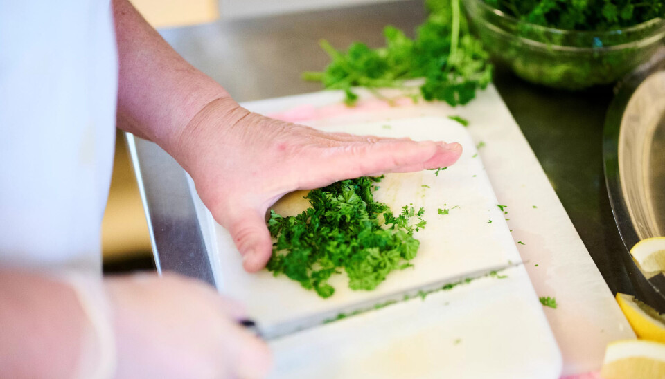 PERSILLE: Fra egen urtehage. En liten kvast kan lyse opp matretten og gjøre at gjestene får lyst til å forsyne seg med mer. PERSILLE: Fra egen urtehage. En liten kvast kan lyse opp matretten og gjøre at gjestene får lyst til å forsyne seg med mer.