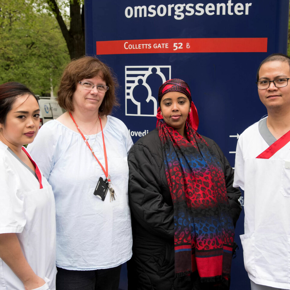 URETT: – Vi tjener opptil 100.000 kroner mindre enn våre kolleger i kommunen – bare fordi sykehjemmet blir drevet privat, sier Beth Nordahl. Både hun, Ronizza Mangaya-ay (t.v.) , Faisa Ismail og Van Earl Inting misliker at de ikke blir verdsatt like høyt som andre fagarbeidere. URETT: – Vi tjener opptil 100.000 kroner mindre enn våre kolleger i kommunen – bare fordi sykehjemmet blir drevet privat, sier Beth Nordahl. Både hun, Ronizza Mangaya-ay (t.v.) , Faisa Ismail og Van Earl Inting misliker at de ikke blir verdsatt like høyt som andre fagarbeidere.