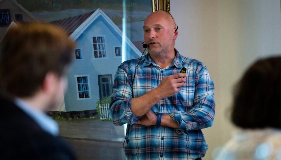 FORTELLER: Foran kolleger, politi, kommuneldelse, politikere og tillitsvalgte, fortalte Gunnar Gjone om de dramatiske minuttene på kirketrappa da to av hans kolleger ble skutt og drept. FORTELLER: Foran kolleger, politi, kommuneldelse, politikere og tillitsvalgte, fortalte Gunnar Gjone om de dramatiske minuttene på kirketrappa da to av hans kolleger ble skutt og drept.