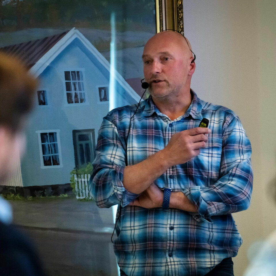 FORTELLER: Foran kolleger, politi, kommuneldelse, politikere og tillitsvalgte, fortalte Gunnar Gjone om de dramatiske minuttene på kirketrappa da to av hans kolleger ble skutt og drept. FORTELLER: Foran kolleger, politi, kommuneldelse, politikere og tillitsvalgte, fortalte Gunnar Gjone om de dramatiske minuttene på kirketrappa da to av hans kolleger ble skutt og drept.