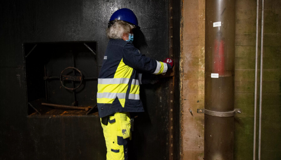 FLOMSIKKER: Per Magne Eek en åpner en godt boltet stålport. Bak renner en elv av urin og avføring. FLOMSIKKER: Per Magne Eek en åpner en godt boltet stålport. Bak renner en elv av urin og avføring.