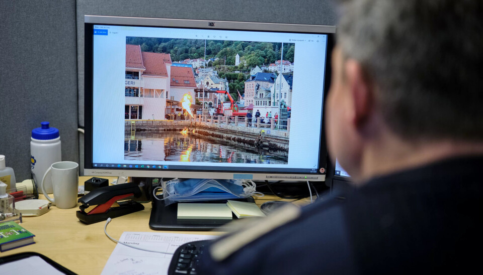 LIV KUNNE GÅTT TAPT: Det kunne ha gått veldig ille i Bergen i september. En gassflaske med 600 liter propan løsnet fra festet på Zachariasbryggen midt på Fisketorget. Etter uhellet var André Vermedal på tilsyn og veiledet eier om oppbevaring og bruk av farlig stoff ved restauranten. LIV KUNNE GÅTT TAPT: Det kunne ha gått veldig ille i Bergen i september. En gassflaske med 600 liter propan løsnet fra festet på Zachariasbryggen midt på Fisketorget. Etter uhellet var André Vermedal på tilsyn og veiledet eier om oppbevaring og bruk av farlig stoff ved restauranten.