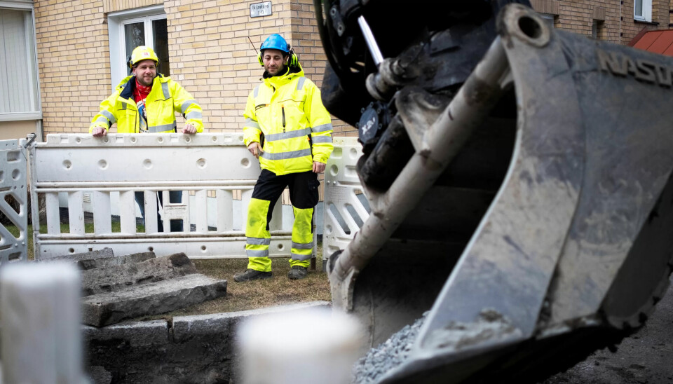 Naboene her på Ekeberg har nå vært uten innlagt vann i fire timer. Innen intervjuet er over, er hullet fylt med grus og vannet tilbake i springene. Naboene her på Ekeberg har nå vært uten innlagt vann i fire timer. Innen intervjuet er over, er hullet fylt med grus og vannet tilbake i springene.
