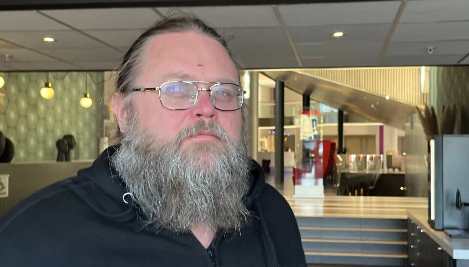 BEKYMRET: – Vi ser en del som forsvinner vekk herfra fordi lønna er for lav. Det er blitt vanskeligere å rekruttere, og vi har kuttet ut kravet til fagbrev for å få nok folk, sier Tarjei Fiske Fjalestad. BEKYMRET: – Vi ser en del som forsvinner vekk herfra fordi lønna er for lav. Det er blitt vanskeligere å rekruttere, og vi har kuttet ut kravet til fagbrev for å få nok folk, sier Tarjei Fiske Fjalestad.