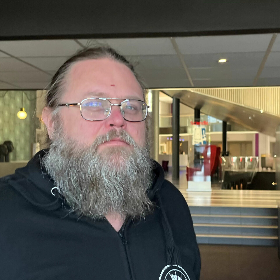 BEKYMRET: – Vi ser en del som forsvinner vekk herfra fordi lønna er for lav. Det er blitt vanskeligere å rekruttere, og vi har kuttet ut kravet til fagbrev for å få nok folk, sier Tarjei Fiske Fjalestad. BEKYMRET: – Vi ser en del som forsvinner vekk herfra fordi lønna er for lav. Det er blitt vanskeligere å rekruttere, og vi har kuttet ut kravet til fagbrev for å få nok folk, sier Tarjei Fiske Fjalestad.