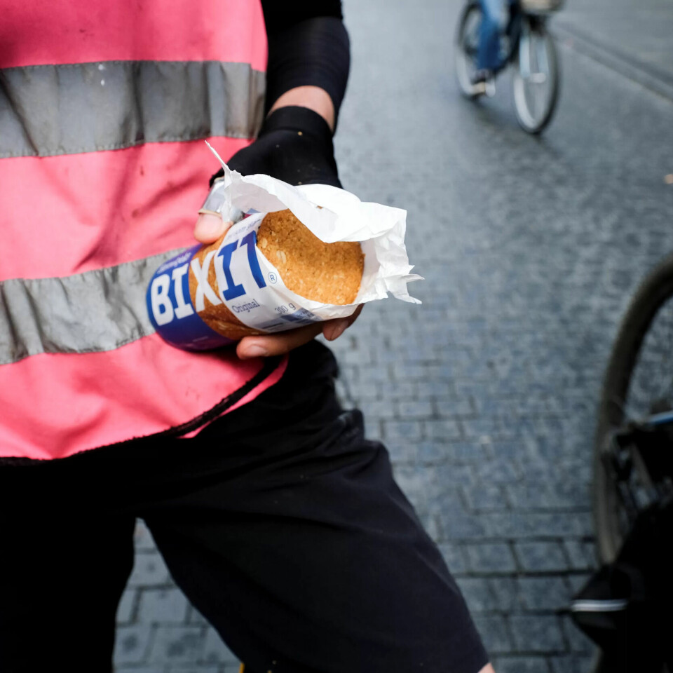 KJAPPE KARBOHYDRATER: Foodora-bud William Hoyos Rønneberg spiser kjeks og banan for å holde energinivået oppe. KJAPPE KARBOHYDRATER: Foodora-bud William Hoyos Rønneberg spiser kjeks og banan for å holde energinivået oppe.