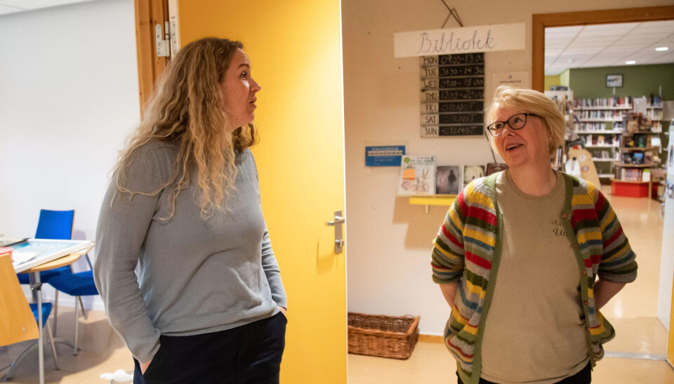 VEGG I VEGG: Ordfører Marte Eide Klovning har biblioteket og bibliotekar Hildegunn Eek som nærmeste nabo. Klovning er halvstudert bibliotekar og fast vikar der når det trengs. VEGG I VEGG: Ordfører Marte Eide Klovning har biblioteket og bibliotekar Hildegunn Eek som nærmeste nabo. Klovning er halvstudert bibliotekar og fast vikar der når det trengs.