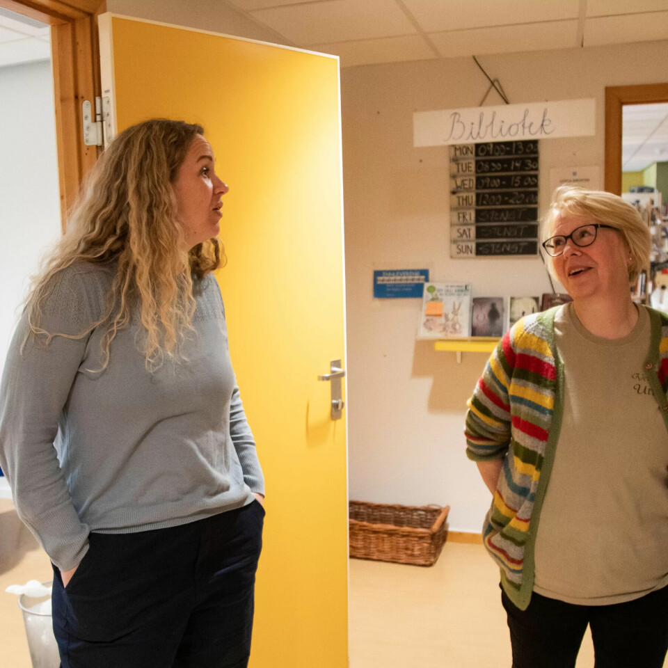 VEGG I VEGG: Ordfører Marte Eide Klovning har biblioteket og bibliotekar Hildegunn Eek som nærmeste nabo. Klovning er halvstudert bibliotekar og fast vikar der når det trengs. VEGG I VEGG: Ordfører Marte Eide Klovning har biblioteket og bibliotekar Hildegunn Eek som nærmeste nabo. Klovning er halvstudert bibliotekar og fast vikar der når det trengs.