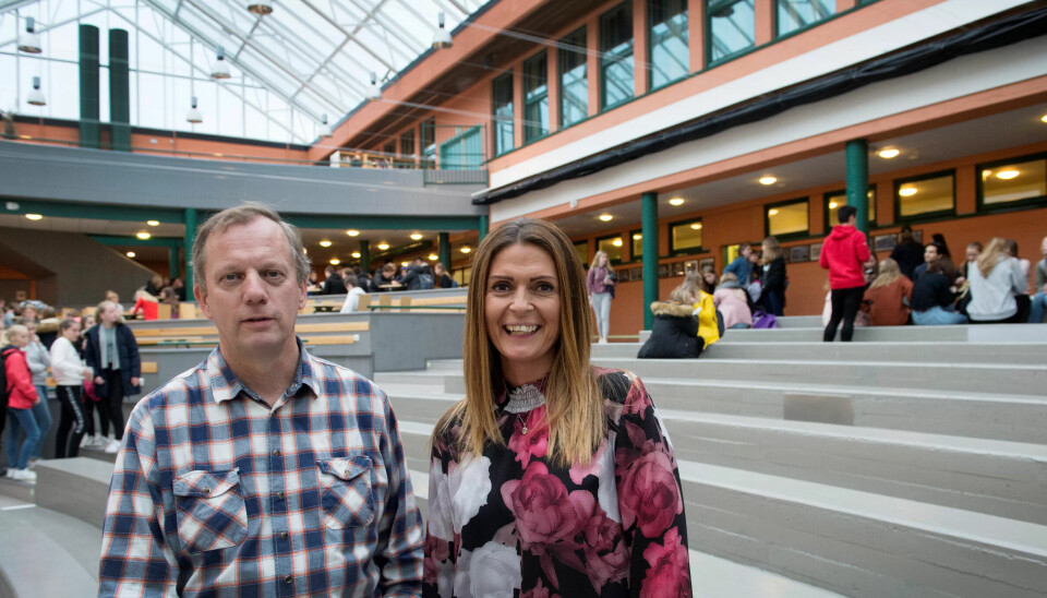 GODE RELASJONER: Etter matfri møtes flesteparten av elever i allrommet på Gjesdal ungdomsskole. Rektor Trond Niemi og miljøterapeut Mona Bolstad ønsker å se hver enkelt av elevene. Både de som klarer seg godt og de som sliter. GODE RELASJONER: Etter matfri møtes flesteparten av elever i allrommet på Gjesdal ungdomsskole. Rektor Trond Niemi og miljøterapeut Mona Bolstad ønsker å se hver enkelt av elevene. Både de som klarer seg godt og de som sliter.