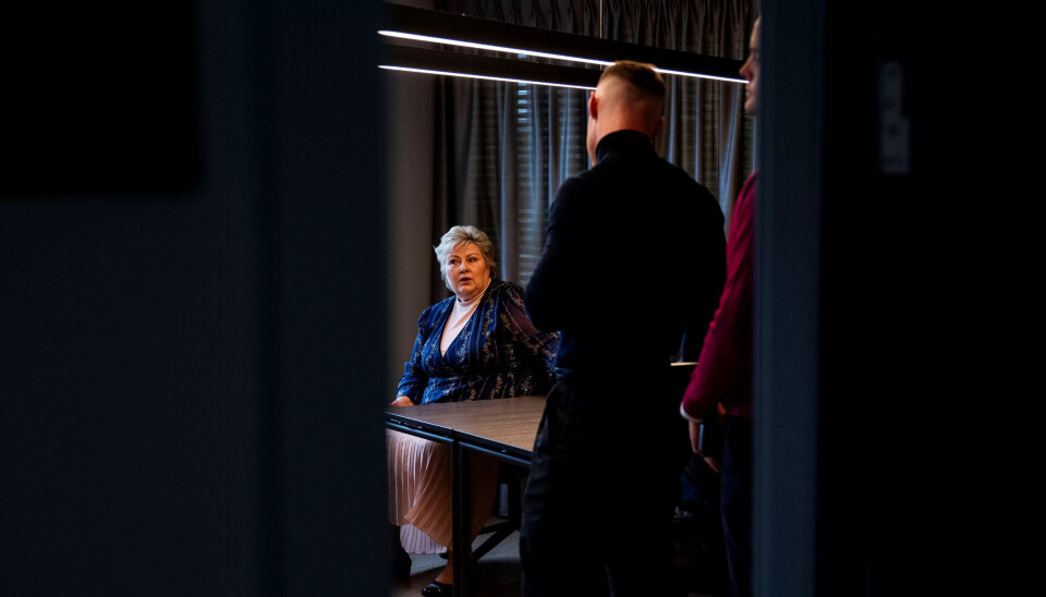 Høyre-leder Erna Solberg ble intervjuet om avsløringene av ektemannen Sindre Finnes' aksjehandler. Høyre-leder Erna Solberg ble intervjuet om avsløringene av ektemannen Sindre Finnes' aksjehandler.
