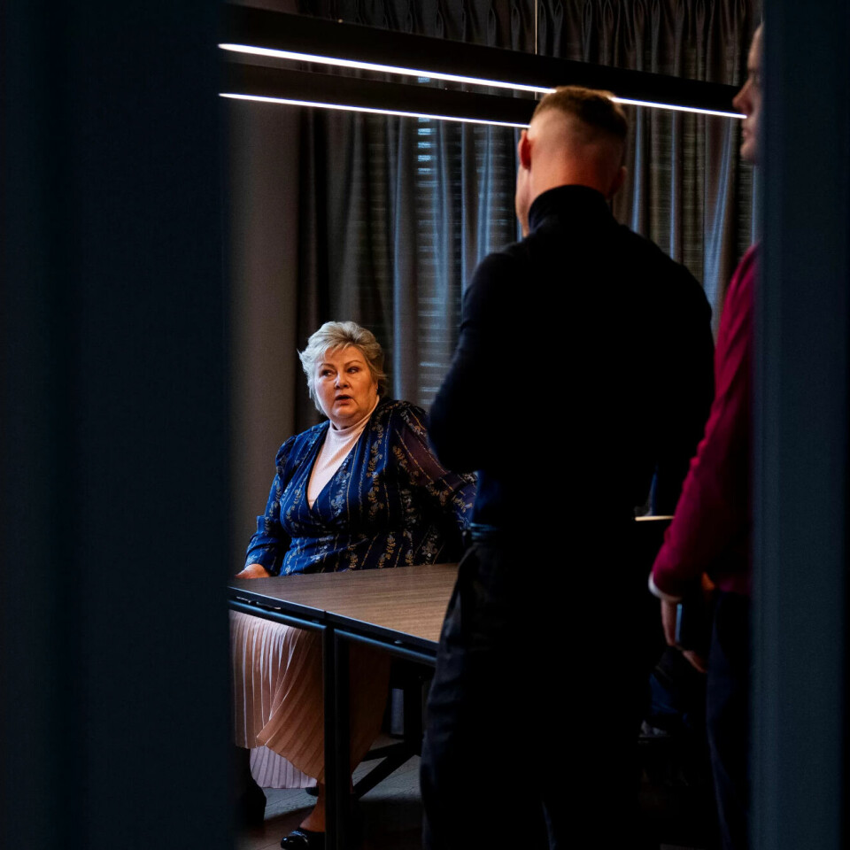 Høyre-leder Erna Solberg ble intervjuet om avsløringene av ektemannen Sindre Finnes' aksjehandler. Høyre-leder Erna Solberg ble intervjuet om avsløringene av ektemannen Sindre Finnes' aksjehandler.