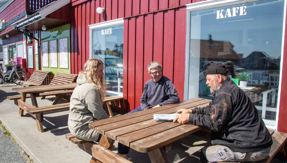 Marte Eide Klovning, Runa Kvalvik og Rolf Amdal utenfor Jokerbutikken i Sørevågen Marte Eide Klovning, Runa Kvalvik og Rolf Amdal utenfor Jokerbutikken i Sørevågen