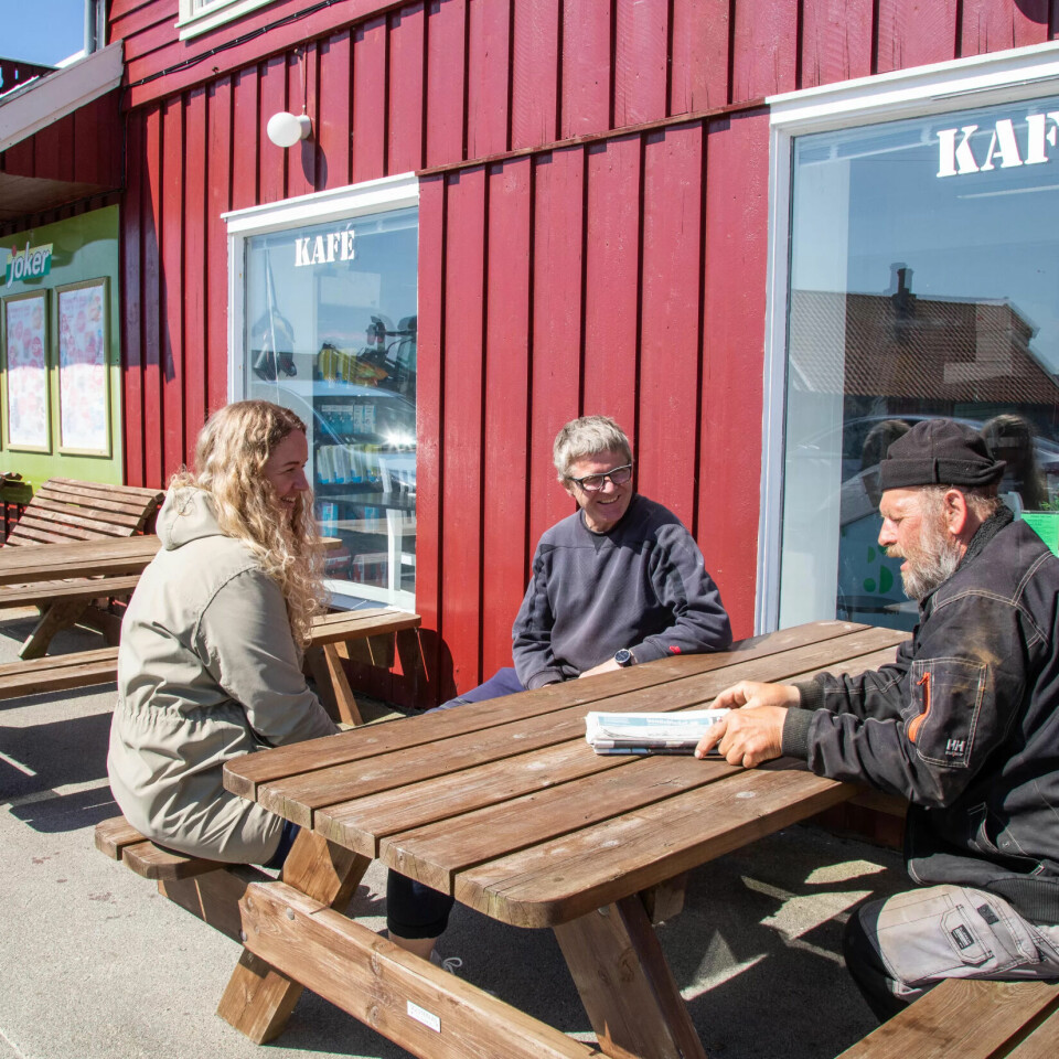 Marte Eide Klovning, Runa Kvalvik og Rolf Amdal utenfor Jokerbutikken i Sørevågen Marte Eide Klovning, Runa Kvalvik og Rolf Amdal utenfor Jokerbutikken i Sørevågen