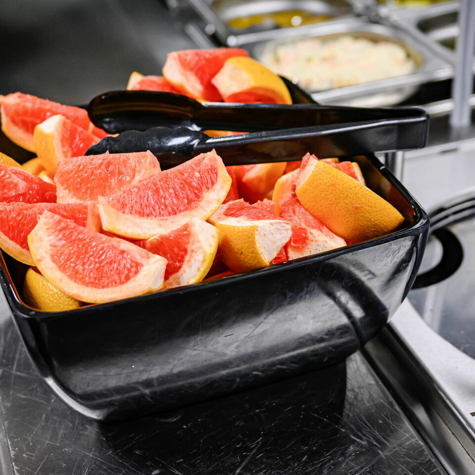 SUNT: Her er det mye grønnsaker og frukt og allergivennlig mat servert hver dag. SUNT: Her er det mye grønnsaker og frukt og allergivennlig mat servert hver dag.