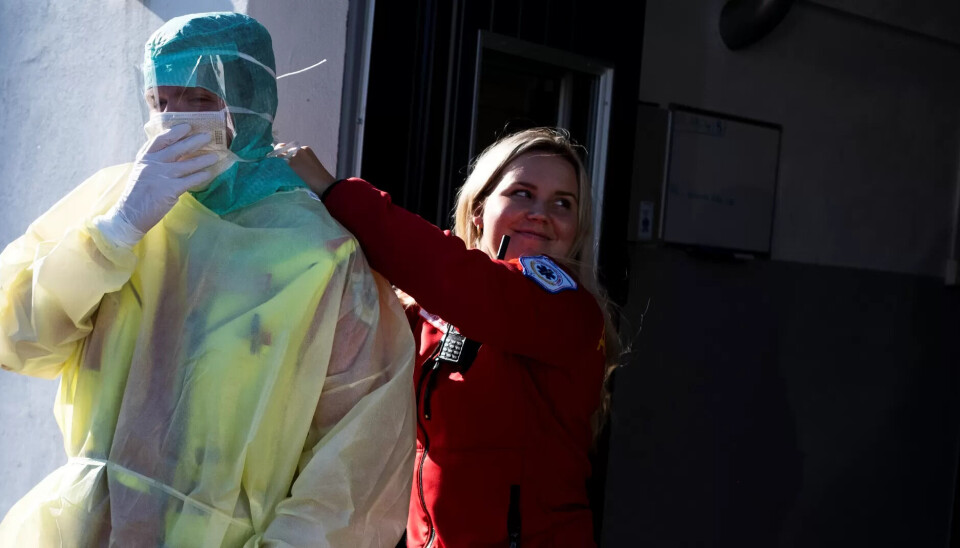 NY ARBEIDSHVERDAG: Ambulansearbeiderne har fått en mye mer krevende arbeidsdag under pandemien. Illustrasjonsbilde. NY ARBEIDSHVERDAG: Ambulansearbeiderne har fått en mye mer krevende arbeidsdag under pandemien. Illustrasjonsbilde.