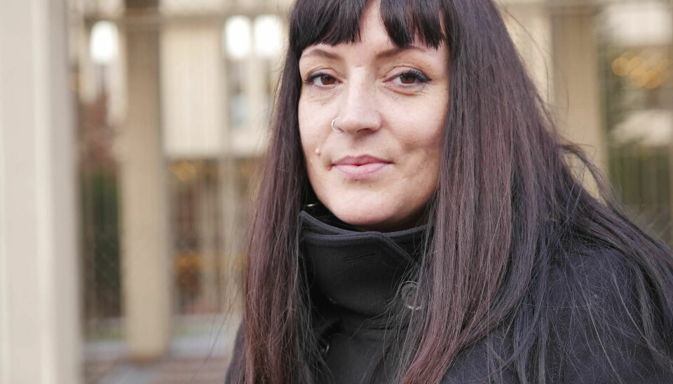 4 ÅR: Leder av Fagforbundet Bergen, Sara Bell, har fulgt Orange Helse og jobbet med sykepleiere som forteller de har fått for lite betalt i over fire år. Her står fagforeningslederen foran Seimas, det litauiske parlamentet som inviterte henne. 4 ÅR: Leder av Fagforbundet Bergen, Sara Bell, har fulgt Orange Helse og jobbet med sykepleiere som forteller de har fått for lite betalt i over fire år. Her står fagforeningslederen foran Seimas, det litauiske parlamentet som inviterte henne.