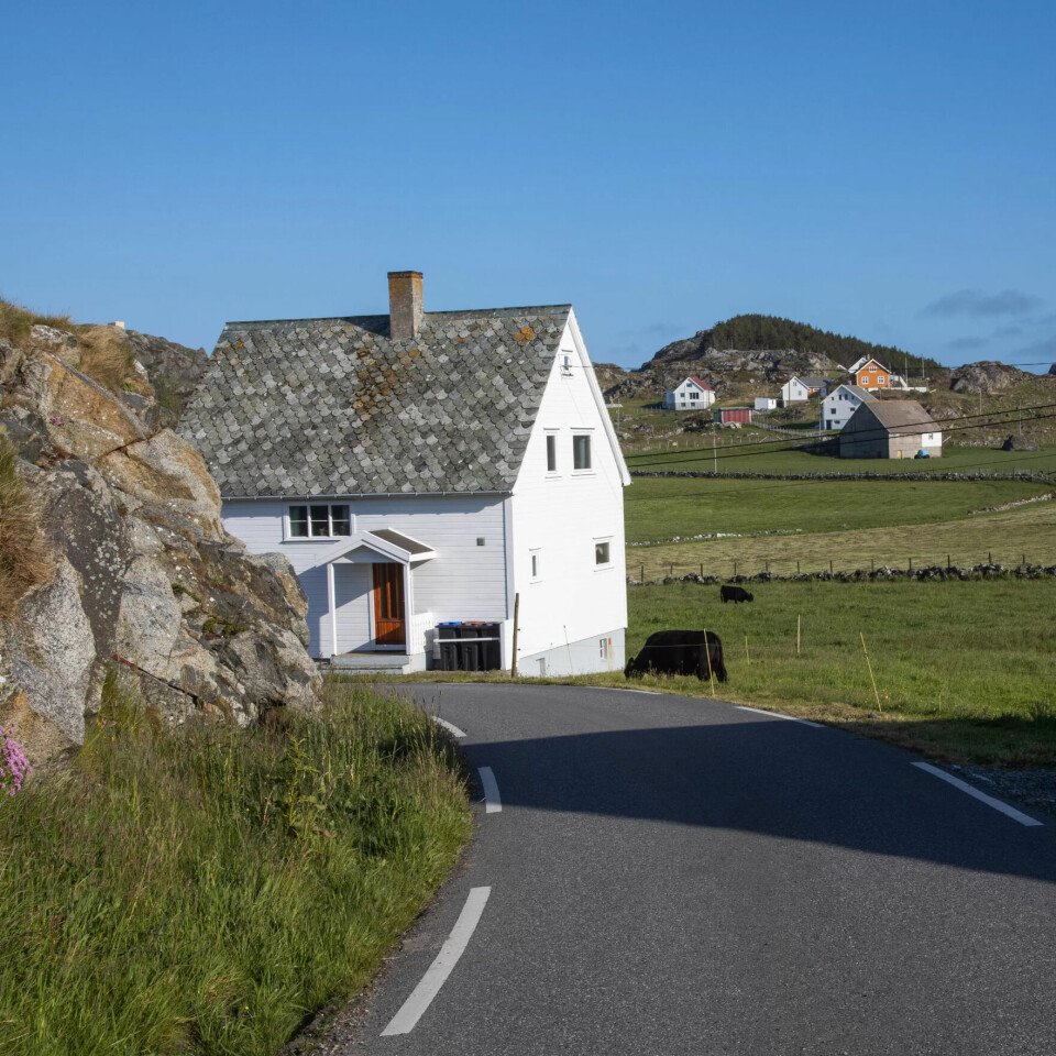 Utsira har noen få kilometers nett av smale veier. Utsira har noen få kilometers nett av smale veier.