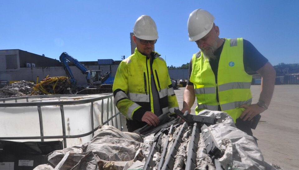 KRUTTØNNER: Branntilløpene er hyppige på avfallsmottak. Kommer det ut av kontroll, kan det ta dager å slukke. Frode Sandvik ved Westgaard avfallsmottak og brannsjef Bjørn Rønning studerer filtrene av ukjent herkomst. De forårsaket branner i sommer. KRUTTØNNER: Branntilløpene er hyppige på avfallsmottak. Kommer det ut av kontroll, kan det ta dager å slukke. Frode Sandvik ved Westgaard avfallsmottak og brannsjef Bjørn Rønning studerer filtrene av ukjent herkomst. De forårsaket branner i sommer.