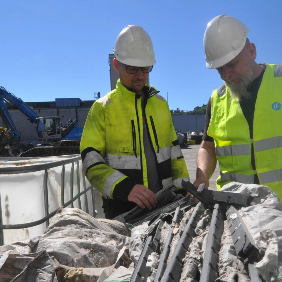 KRUTTØNNER: Branntilløpene er hyppige på avfallsmottak. Kommer det ut av kontroll, kan det ta dager å slukke. Frode Sandvik ved Westgaard avfallsmottak og brannsjef Bjørn Rønning studerer filtrene av ukjent herkomst. De forårsaket branner i sommer. KRUTTØNNER: Branntilløpene er hyppige på avfallsmottak. Kommer det ut av kontroll, kan det ta dager å slukke. Frode Sandvik ved Westgaard avfallsmottak og brannsjef Bjørn Rønning studerer filtrene av ukjent herkomst. De forårsaket branner i sommer.