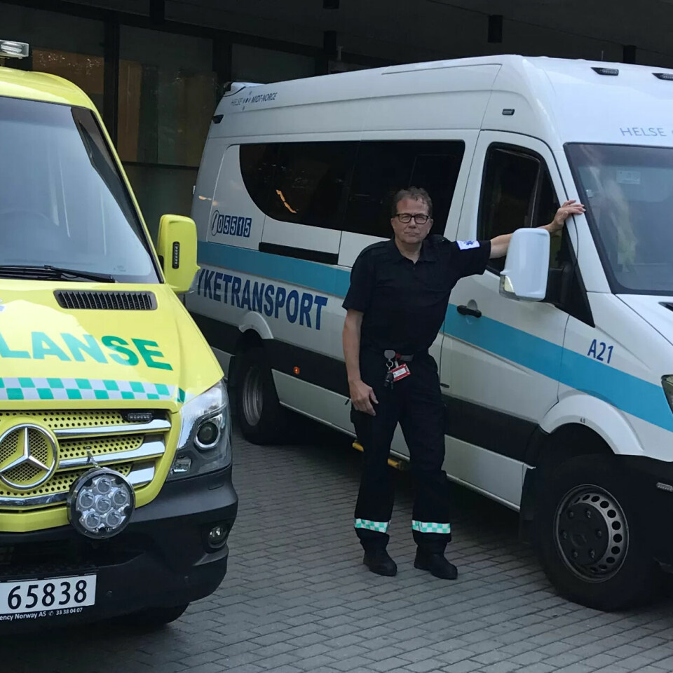 EKSTRA MANNSKAP: Ved St. Olavs hospital i Trondheim er bilene fra den ordinære syketransporten satt inn for å avlaste de gule ambulansene. De bilene bemannes av portørene, sier Hans Kottum. EKSTRA MANNSKAP: Ved St. Olavs hospital i Trondheim er bilene fra den ordinære syketransporten satt inn for å avlaste de gule ambulansene. De bilene bemannes av portørene, sier Hans Kottum.