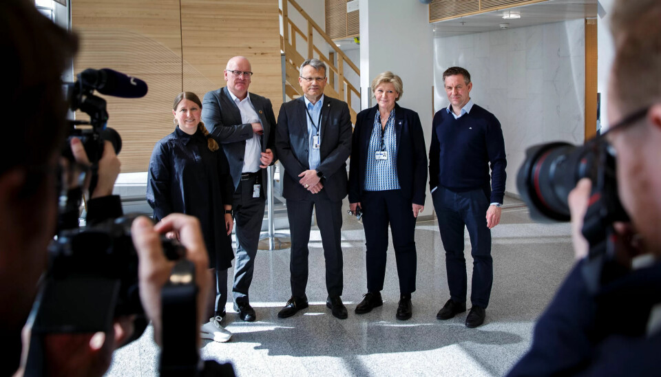 FORHANDLINGSSTART: Partene i statsoppgjøret leverte kravene sine i dag, og det spriker godt. Fra venstre: Guro Elisabeth Lind (Unio), personaldirektør Gisle Norheim, Egil André Aas (LO Stat), Kari Tønnessen Nordli (Akademikerne) og Jens Jahren (YS). FORHANDLINGSSTART: Partene i statsoppgjøret leverte kravene sine i dag, og det spriker godt. Fra venstre: Guro Elisabeth Lind (Unio), personaldirektør Gisle Norheim, Egil André Aas (LO Stat), Kari Tønnessen Nordli (Akademikerne) og Jens Jahren (YS).