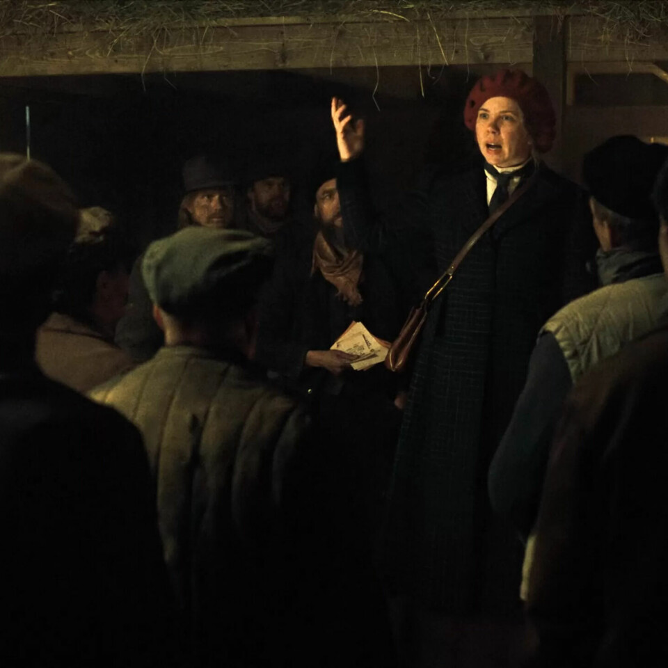 I «Sulis 1907» ser vi hvordan agitatoren Helene Ugland klarer å samle, og organisere arbeiderne. Hun var den eneste fra arbeiderbevegelsen som klarte å komme seg inn i de farlige gruvene, og hadde stor innflytelse. Ugland blir spilt av Alexandra Gjerpen. I «Sulis 1907» ser vi hvordan agitatoren Helene Ugland klarer å samle, og organisere arbeiderne. Hun var den eneste fra arbeiderbevegelsen som klarte å komme seg inn i de farlige gruvene, og hadde stor innflytelse. Ugland blir spilt av Alexandra Gjerpen.