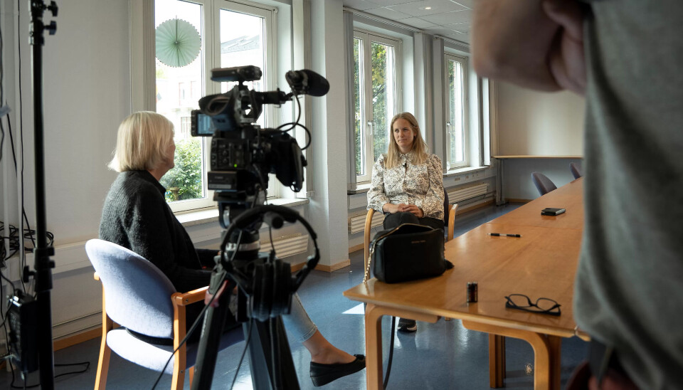 Forskning og erfaring: «En bra dag på jobb» tar utgangspunkt i forskningsdata fra SSBs Levekårsundersøkelse og suppleres med intervjuer med ledere, tillitsvalgte og ansatte i de ulike bransjene. Her intervjues enhetsleder i Bydel Frogner, Maja Berg Kristoffersen av Goffeng om arbeidsmiljøet i hjemmetjenesten. Forskning og erfaring: «En bra dag på jobb» tar utgangspunkt i forskningsdata fra SSBs Levekårsundersøkelse og suppleres med intervjuer med ledere, tillitsvalgte og ansatte i de ulike bransjene. Her intervjues enhetsleder i Bydel Frogner, Maja Berg Kristoffersen av Goffeng om arbeidsmiljøet i hjemmetjenesten.