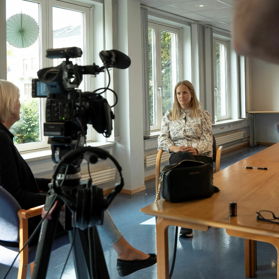 Forskning og erfaring: «En bra dag på jobb» tar utgangspunkt i forskningsdata fra SSBs Levekårsundersøkelse og suppleres med intervjuer med ledere, tillitsvalgte og ansatte i de ulike bransjene. Her intervjues enhetsleder i Bydel Frogner, Maja Berg Kristoffersen av Goffeng om arbeidsmiljøet i hjemmetjenesten. Forskning og erfaring: «En bra dag på jobb» tar utgangspunkt i forskningsdata fra SSBs Levekårsundersøkelse og suppleres med intervjuer med ledere, tillitsvalgte og ansatte i de ulike bransjene. Her intervjues enhetsleder i Bydel Frogner, Maja Berg Kristoffersen av Goffeng om arbeidsmiljøet i hjemmetjenesten.