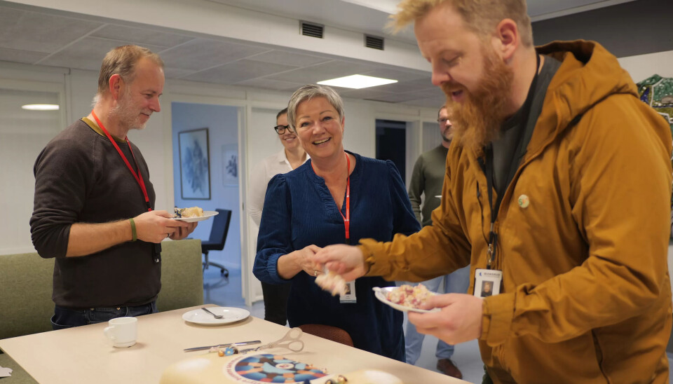 FEIRING: Fleire politikarar og tillisvalde i Buskerud samla seg fredag for å markere at Brakar AS skal oppløysast og at fylkeskommunen tek direkte kontroll over kollektivtransporten. Frå venstre: Mons-Ivar Mjelde (Ap), Tonje Enersen (Ap) og Njål Vigleik Grene-Johnsen. FEIRING: Fleire politikarar og tillisvalde i Buskerud samla seg fredag for å markere at Brakar AS skal oppløysast og at fylkeskommunen tek direkte kontroll over kollektivtransporten. Frå venstre: Mons-Ivar Mjelde (Ap), Tonje Enersen (Ap) og Njål Vigleik Grene-Johnsen.