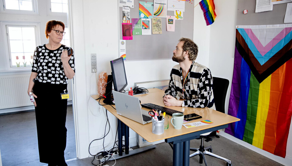 Tverrfaglig fellesskap: På kulturkontoret i fjerde etasje forbereder LGBT+ ansvarlig Jørgen aktiviteter for beboerne. Han er utdannet retoriker og har både skrevet bøker og jobbet som stylist. Den allsidige bakgrunnen kommer godt med for en som skal styre husets mobile skjønnhetssalong, arrangere ukentlige regnbuetreff og den store Pride-festen i august. Tverrfaglig fellesskap: På kulturkontoret i fjerde etasje forbereder LGBT+ ansvarlig Jørgen aktiviteter for beboerne. Han er utdannet retoriker og har både skrevet bøker og jobbet som stylist. Den allsidige bakgrunnen kommer godt med for en som skal styre husets mobile skjønnhetssalong, arrangere ukentlige regnbuetreff og den store Pride-festen i august.