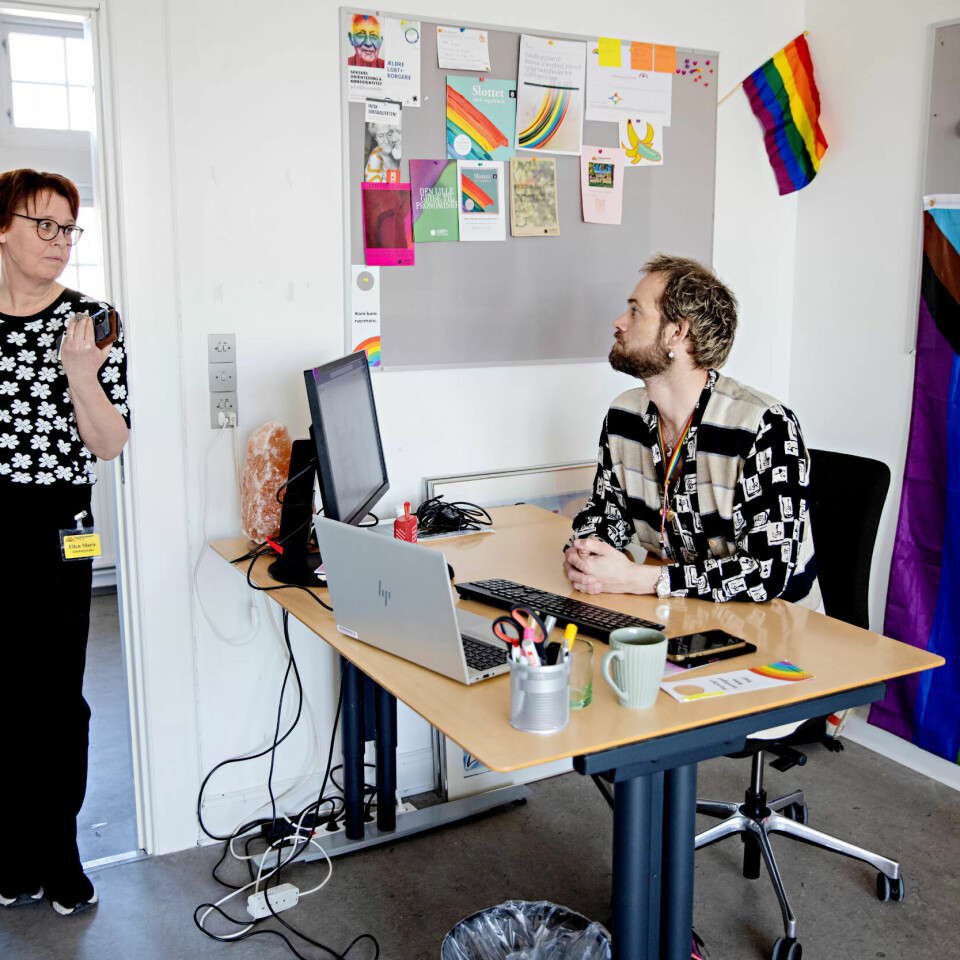 Tverrfaglig fellesskap: På kulturkontoret i fjerde etasje forbereder LGBT+ ansvarlig Jørgen aktiviteter for beboerne. Han er utdannet retoriker og har både skrevet bøker og jobbet som stylist. Den allsidige bakgrunnen kommer godt med for en som skal styre husets mobile skjønnhetssalong, arrangere ukentlige regnbuetreff og den store Pride-festen i august. Tverrfaglig fellesskap: På kulturkontoret i fjerde etasje forbereder LGBT+ ansvarlig Jørgen aktiviteter for beboerne. Han er utdannet retoriker og har både skrevet bøker og jobbet som stylist. Den allsidige bakgrunnen kommer godt med for en som skal styre husets mobile skjønnhetssalong, arrangere ukentlige regnbuetreff og den store Pride-festen i august.