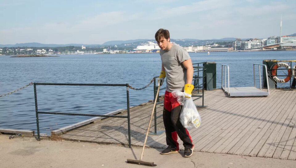 SOMMERJOBB: Amund Holen har sommerjobb på Hovedøya på andre året. Her vasker han toalett og plukker søppel og gjør øya til et godt sted å være. SOMMERJOBB: Amund Holen har sommerjobb på Hovedøya på andre året. Her vasker han toalett og plukker søppel og gjør øya til et godt sted å være.