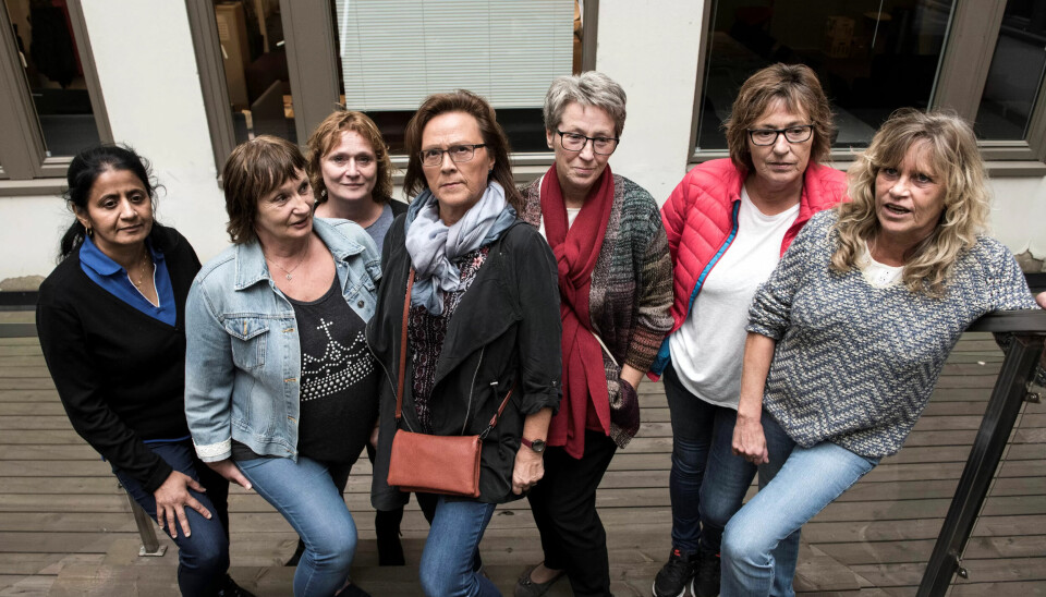 ET RAN: – Vi hører hvert år at de som jobber i kommunen går opp i lønn. Det er så frustrerende. Vi står stille i lønna og blir rana for tilleggene våre, sier hjelpepleierne Marie Simonsen, Audhild Romuld Thoresen, Edel Breivik, Sathya Sriskandarajah og Sylvia Waal og sykepleier Rosel Kyrrø. De jobber på Rødtvet sykehjem som drives av det kommersielle omsorgsselskapet Attendo. ET RAN: – Vi hører hvert år at de som jobber i kommunen går opp i lønn. Det er så frustrerende. Vi står stille i lønna og blir rana for tilleggene våre, sier hjelpepleierne Marie Simonsen, Audhild Romuld Thoresen, Edel Breivik, Sathya Sriskandarajah og Sylvia Waal og sykepleier Rosel Kyrrø. De jobber på Rødtvet sykehjem som drives av det kommersielle omsorgsselskapet Attendo.