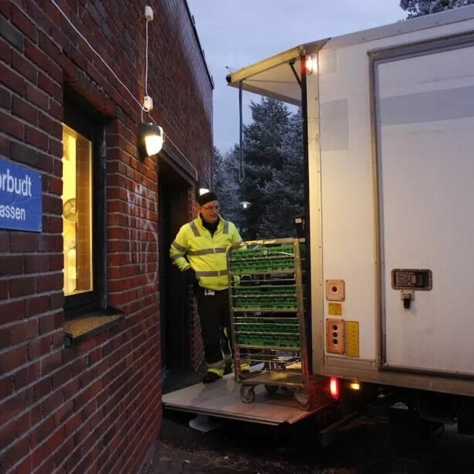 UT PÅ TUR: Bilen lastes opp med deilig mat til brukere i Lier. UT PÅ TUR: Bilen lastes opp med deilig mat til brukere i Lier.