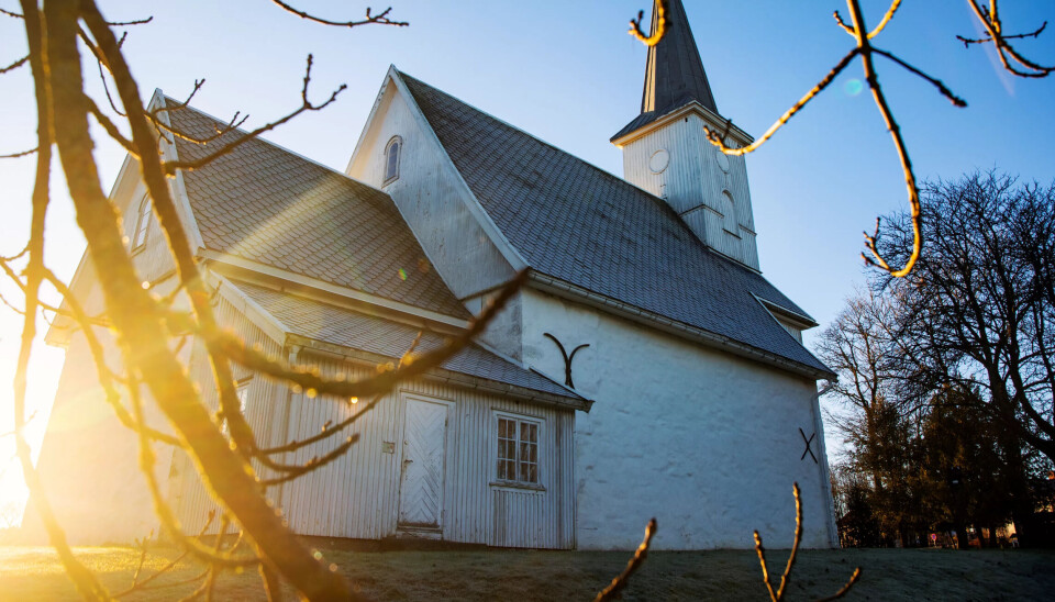 Kirkemøtet vedtok støtte til anbefaling om stans i oljeleting. Siden da har over 1.700 personer meldt seg ut av Den norske kirke. Kirkemøtet vedtok støtte til anbefaling om stans i oljeleting. Siden da har over 1.700 personer meldt seg ut av Den norske kirke.