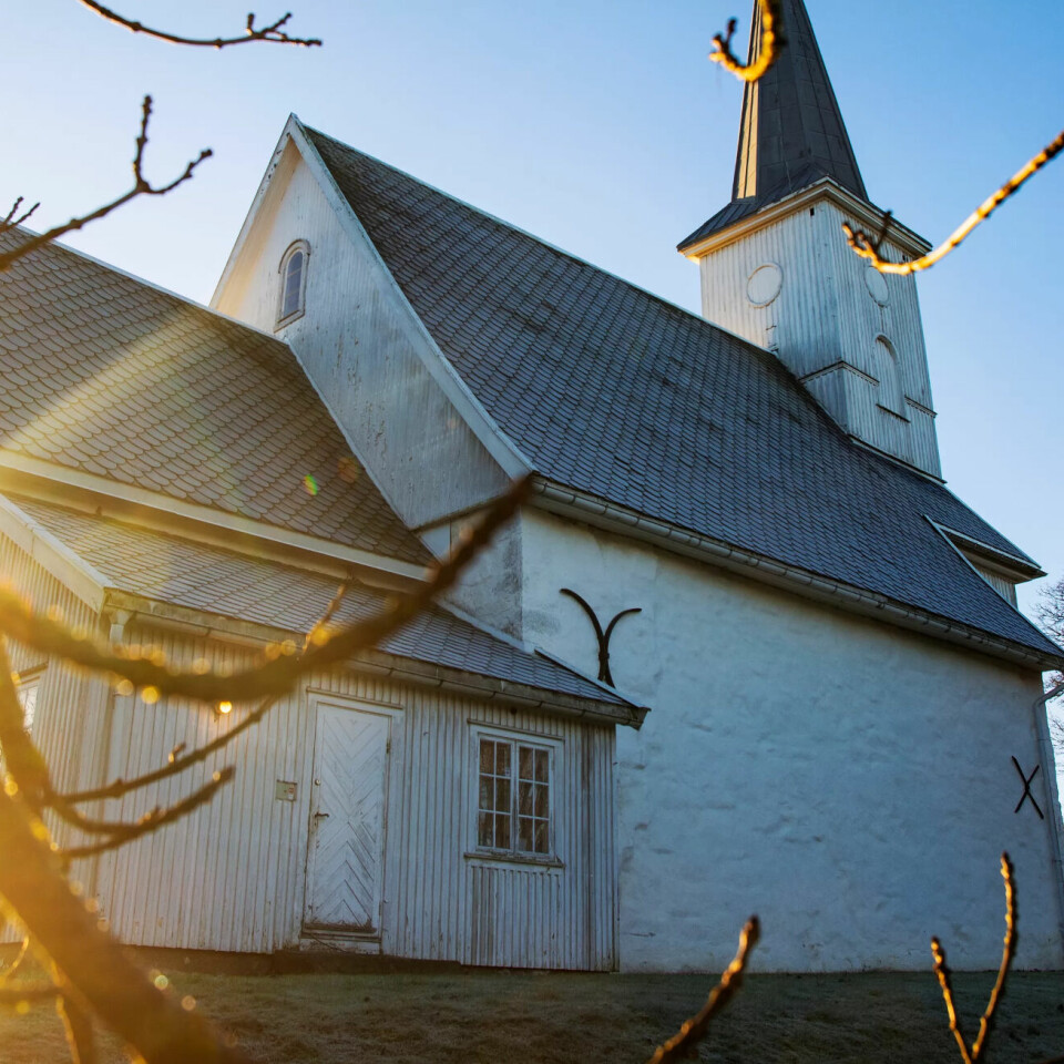 Kirkemøtet vedtok støtte til anbefaling om stans i oljeleting. Siden da har over 1.700 personer meldt seg ut av Den norske kirke. Kirkemøtet vedtok støtte til anbefaling om stans i oljeleting. Siden da har over 1.700 personer meldt seg ut av Den norske kirke.