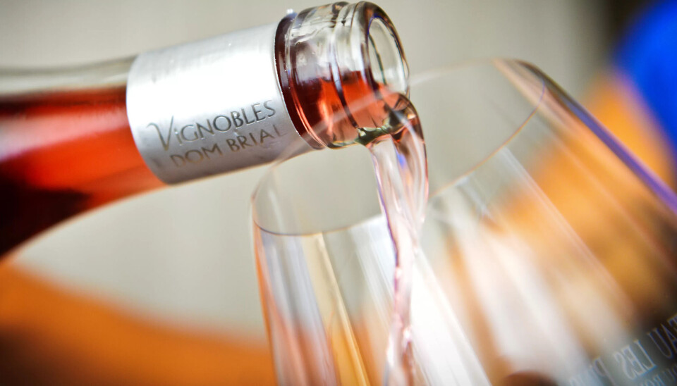 BETALE: Dette er ikke er et forslag som forbyr medlemmer å ta seg en øl eller et glass vin til maten når de er på kurs, men at dette skal betales selv. BETALE: Dette er ikke er et forslag som forbyr medlemmer å ta seg en øl eller et glass vin til maten når de er på kurs, men at dette skal betales selv.