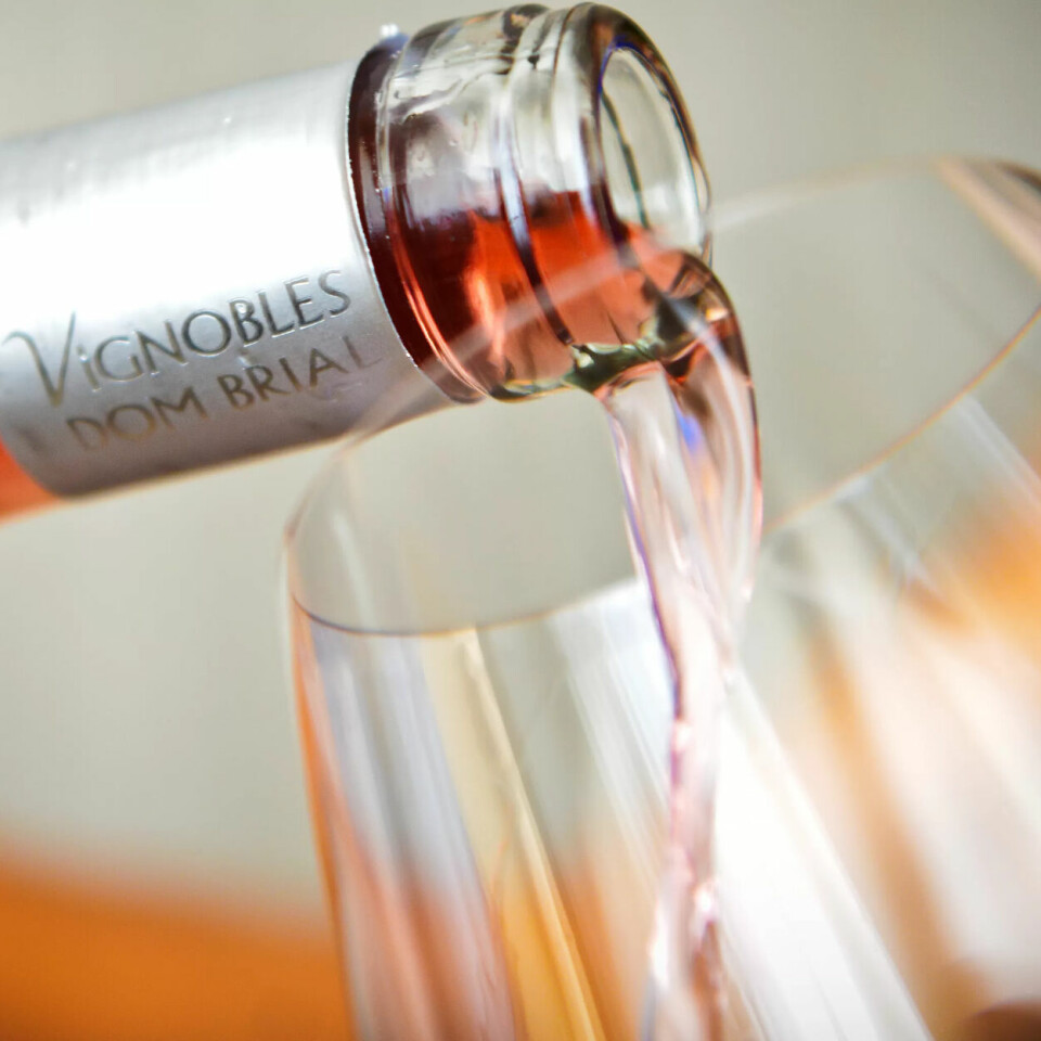 BETALE: Dette er ikke er et forslag som forbyr medlemmer å ta seg en øl eller et glass vin til maten når de er på kurs, men at dette skal betales selv. BETALE: Dette er ikke er et forslag som forbyr medlemmer å ta seg en øl eller et glass vin til maten når de er på kurs, men at dette skal betales selv.