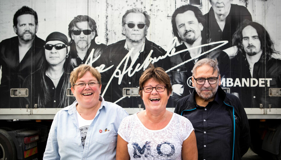 LØRDAG: Husstyret for Kvål Folkets Hus jobba hardt for å kunne ta i mot Åge Aleksandersen og igjen en lørdagskveld med fullt hus. Fra venstre Jill Haugen, Nina Trotland og Tore Strøm. LØRDAG: Husstyret for Kvål Folkets Hus jobba hardt for å kunne ta i mot Åge Aleksandersen og igjen en lørdagskveld med fullt hus. Fra venstre Jill Haugen, Nina Trotland og Tore Strøm.
