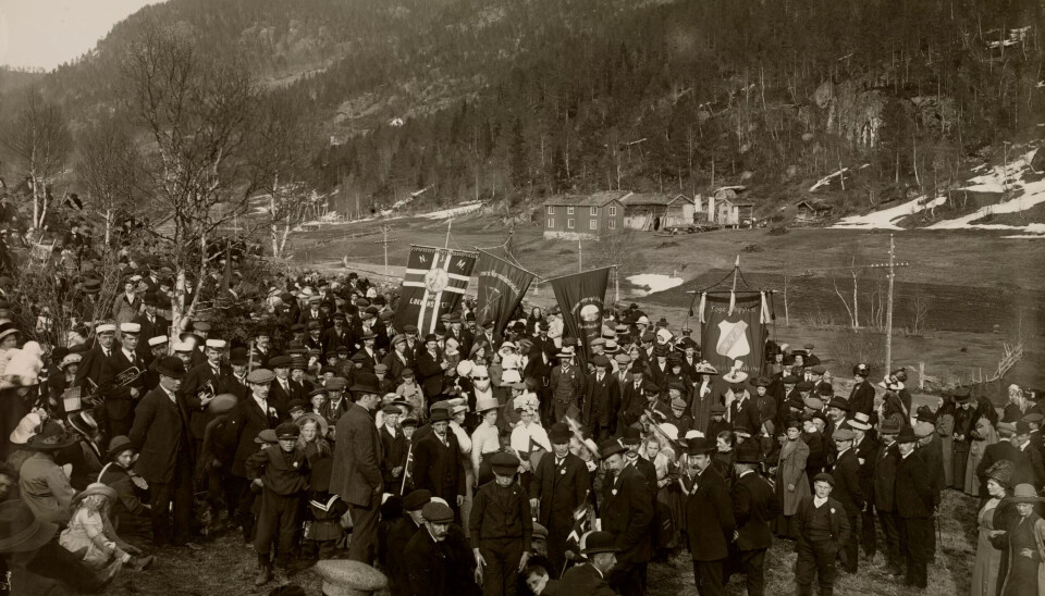 I TOG: 1. Mai-demonstrasjon, Løkken verk 1913. I TOG: 1. Mai-demonstrasjon, Løkken verk 1913.